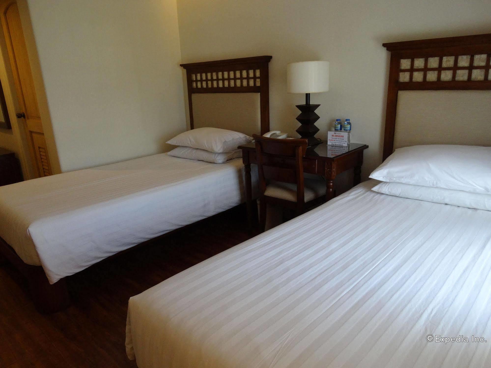 Hotel Emilia Davao Stadt Exterior foto