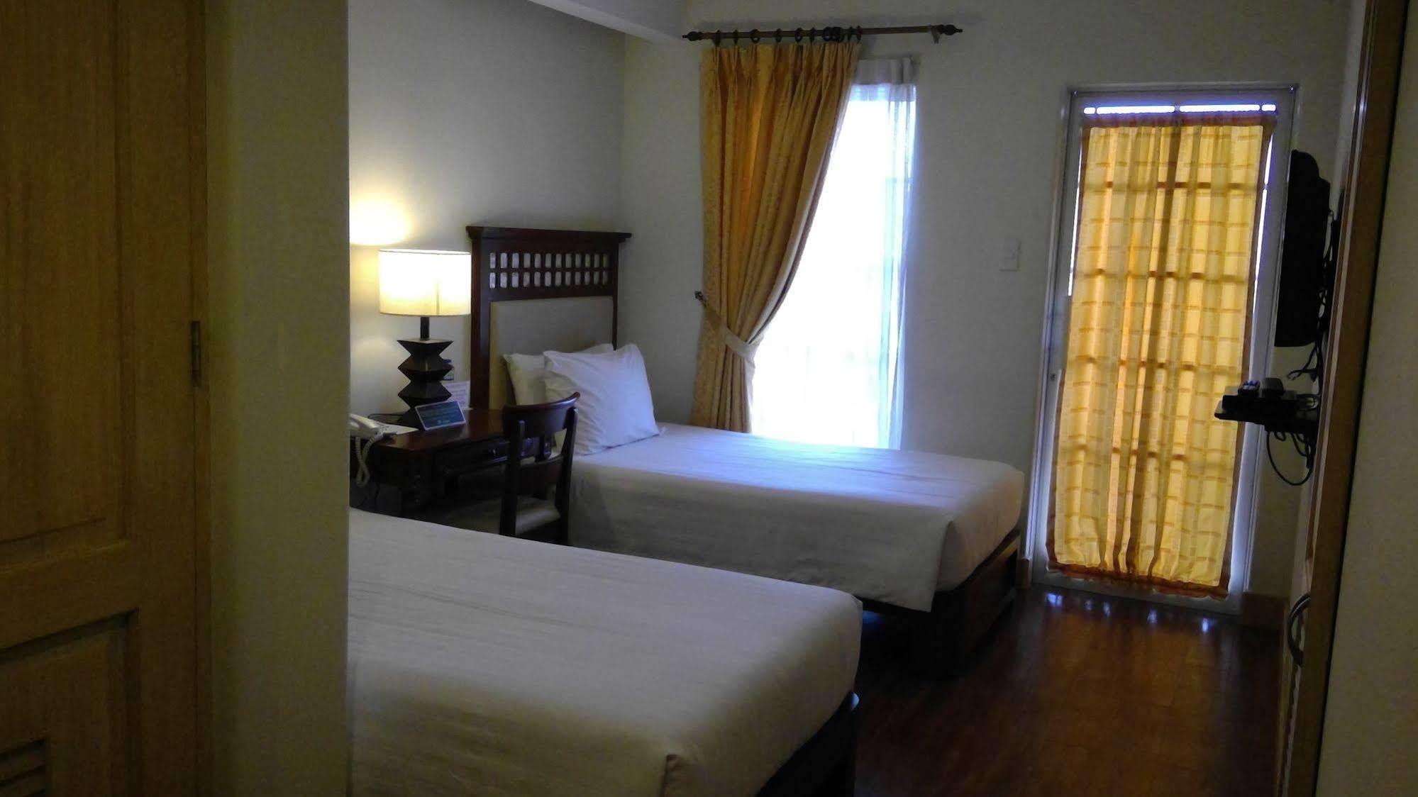 Hotel Emilia Davao Stadt Exterior foto